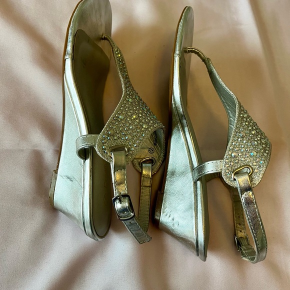Womens silver low wedge dress sandals size 7.5 - Picture 4 of 7